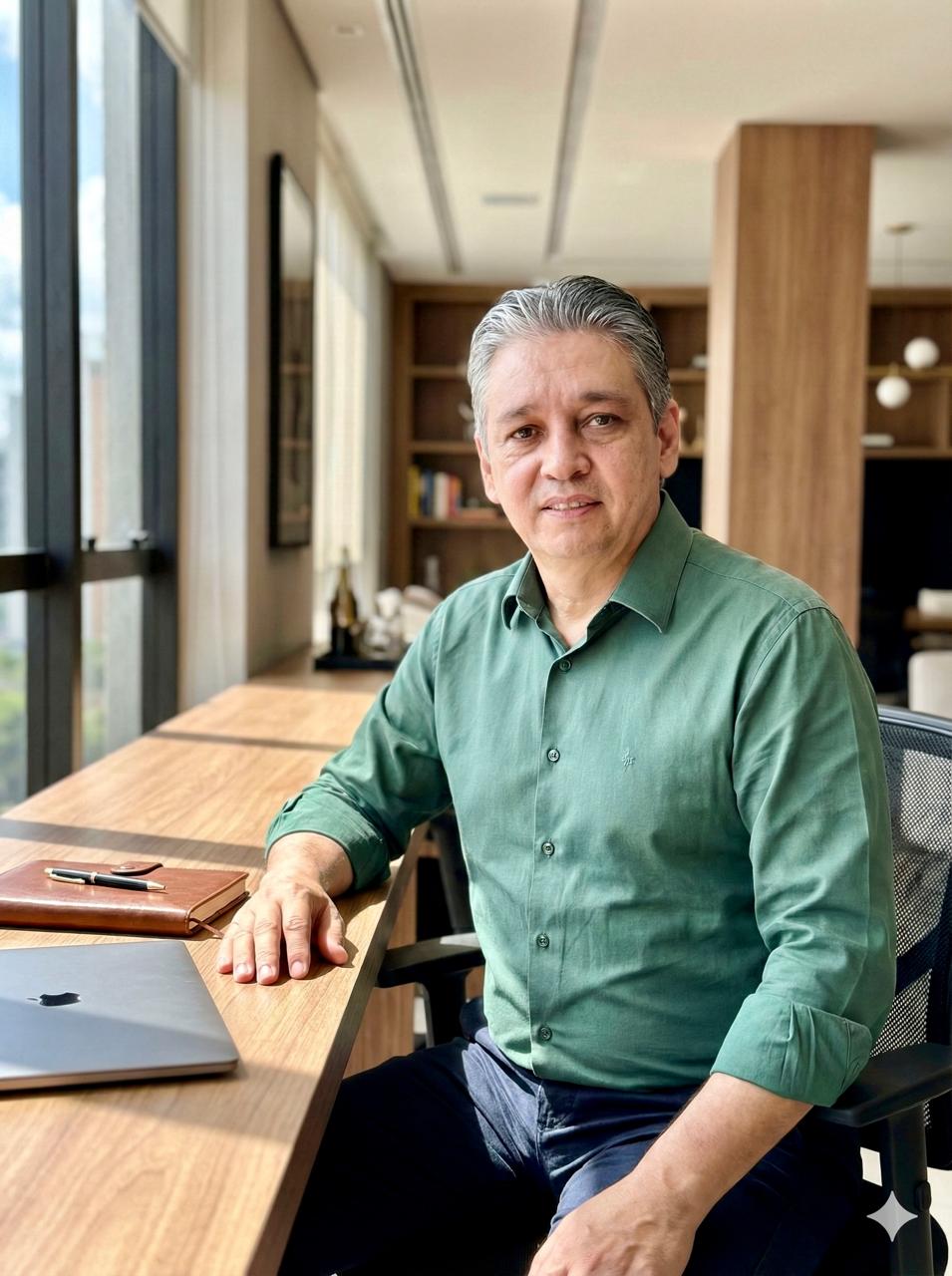 Emerson Melgarejo em escritório executivo